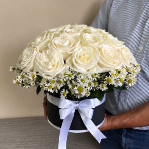 Rosas blancas en cilindro