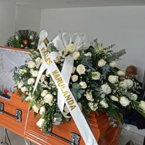 Homenaje sobre Cofre en flores blancas
